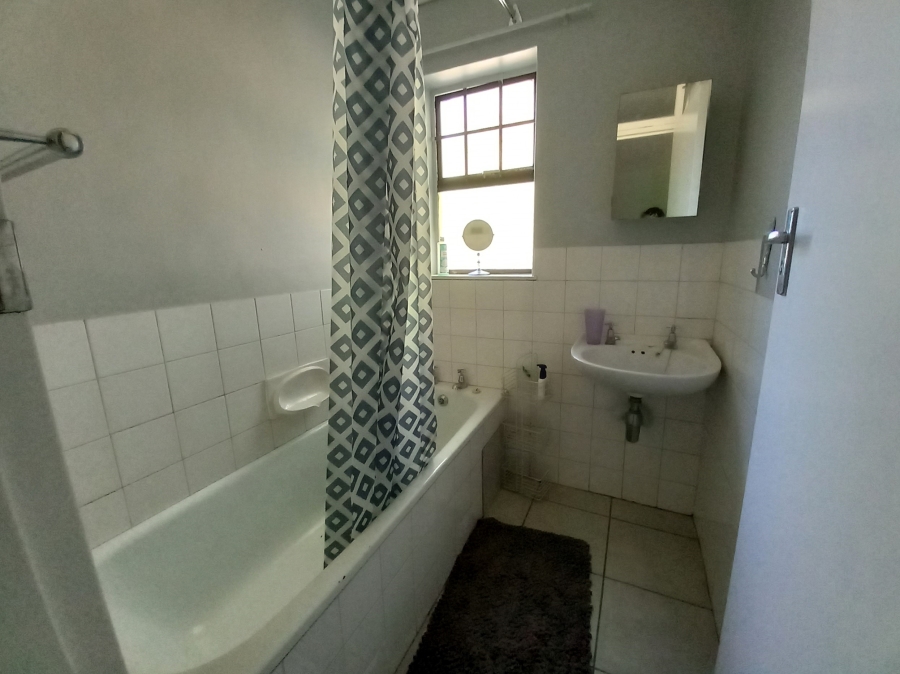To Let 4 Bedroom Property for Rent in Rouxville Western Cape